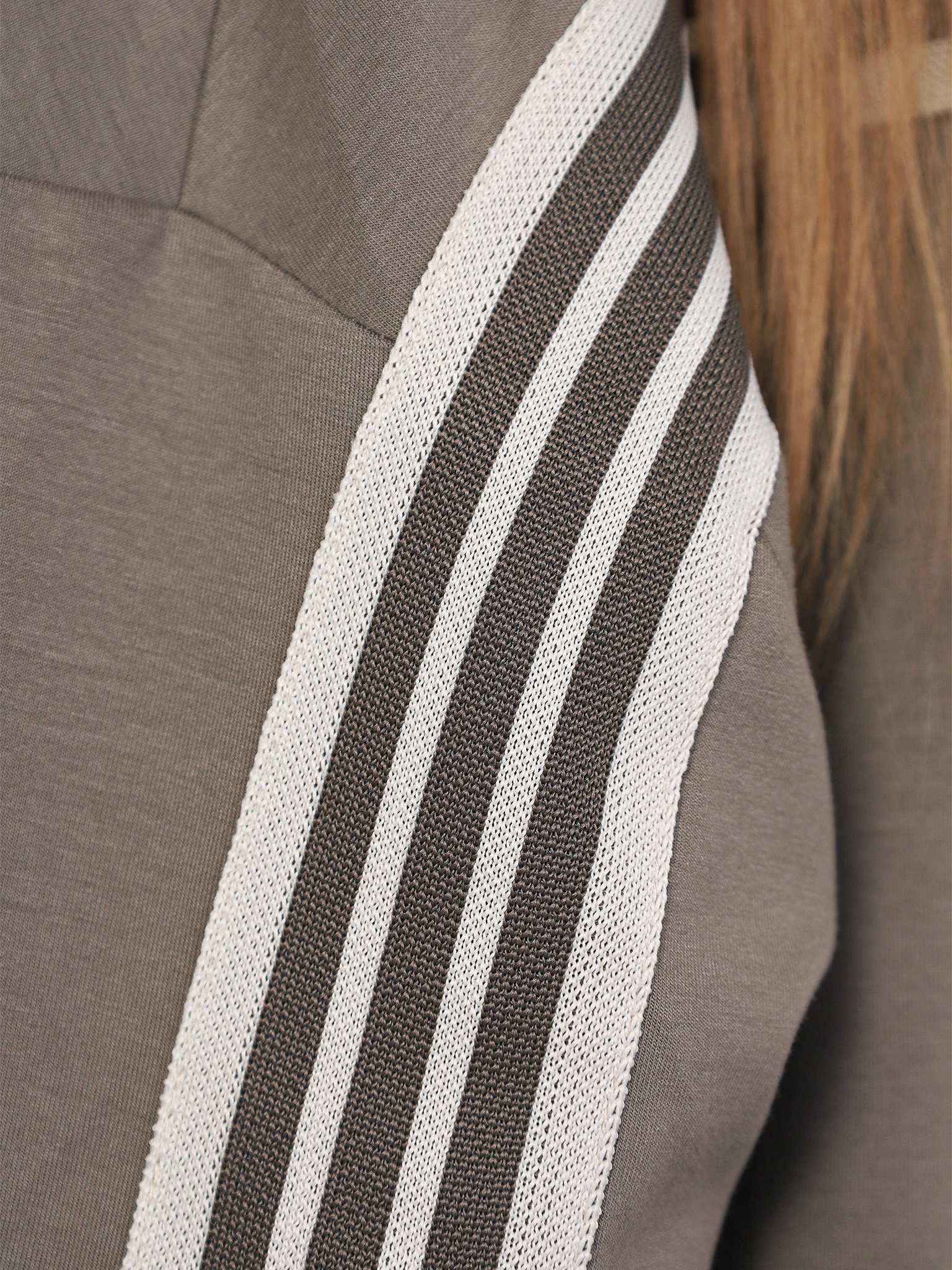 Джемпер свободного кроя с лампасами